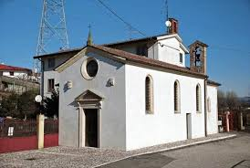 La facciata della Chiesetta di Sorio con il rosone e il campanile