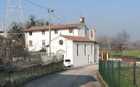 La Chiesetta vista dalla strada, con l'edificio annesso