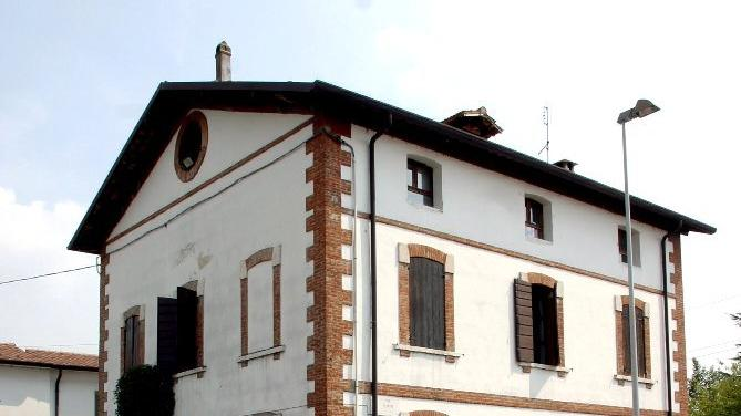 Edificio della Corte Sorio, con le finestre a occhio di bue e le caratteristiche architettoniche storiche